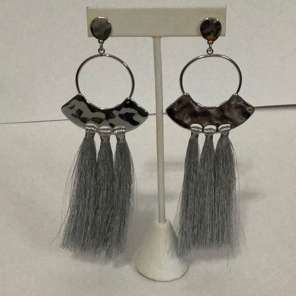 BRAND NEW SILVER/GRAY FRINGE EARRINGS 🔥🔥